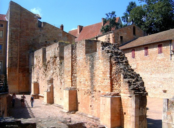 France - Bourgogne, pan de mur à Cluny, anciennes ruines