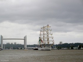 Le même voilier Mexicain Cuauhtémoc, avec dans le fond le pont Chaban-Delmas, avec la travée tout en haut